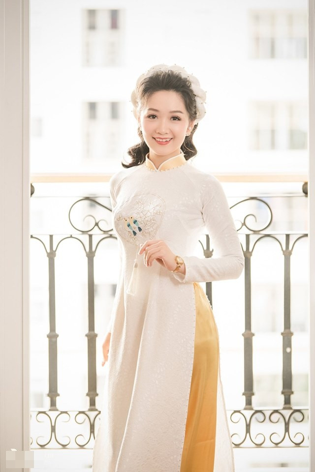 Hiện tại sau gần 2 năm kết hôn, cuộc sống của BTV Thu Hà bên chồng bằng tuổi cực kỳ bình yên. Thi thoảng, trên trang cá nhân, cô kể một mẩu chuyện vui với chồng, khiến mọi người phần nào hình dung được cuộc hôn nhân của nữ BTV thời sự xinh đẹp.