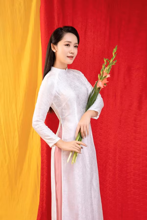 Thu Hà còn đoạt giải Miss Duyên dáng của năm 2005, giải học sinh thanh lịch thành phố. Năm 2006, BTV đăng ký thi hai trường đại học là Đại học Ngoại thương và Đại học Sân khấu Điện ảnh và đỗ cả hai, trong đó cô là thủ khoa Khoa diễn viên của Đại học Sân khấu Điện ảnh, cô theo học tại Đại học Ngoại thương vì gia đình đã cất giấy nhập học và hồ sơ của Đại học Sân khấu Điện ảnh đi.