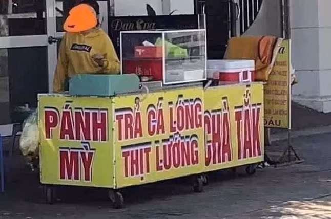 Đi dọc các tuyến đường ở các tỉnh, thành phố lớn, không khó để bắt gặp những biển quảng cáo. Trong số chúng có không ít sự thú vị bởi cách dùng từ hay chính tả khiến người đọc phải "xoắn não".