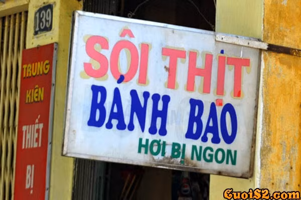 "Sôi" ở đây chỉ trạng thái còn "xôi" mới để chỉ món ăn.