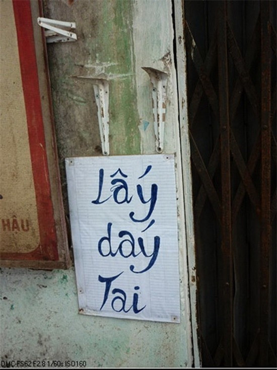 Người cho rằng, nhà thiết kế tấm biển quảng cáo có lẽ "chưa được học đến nơi đến chốn". Số khác hoài nghi đây rất có thể chỉ là "chiêu trò" của chủ tiệm để thu hút sự chú ý của khách hàng.