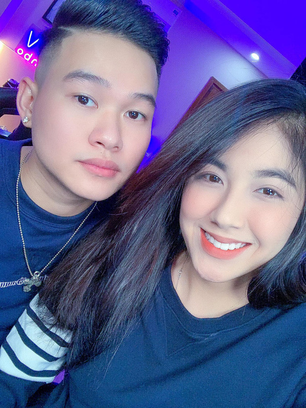 Mỗi lần lên sóng livestream, người yêu Rambo và anh thường xuyên phát "cẩu lương" khiến hội F.A không khỏi chạnh lòng.