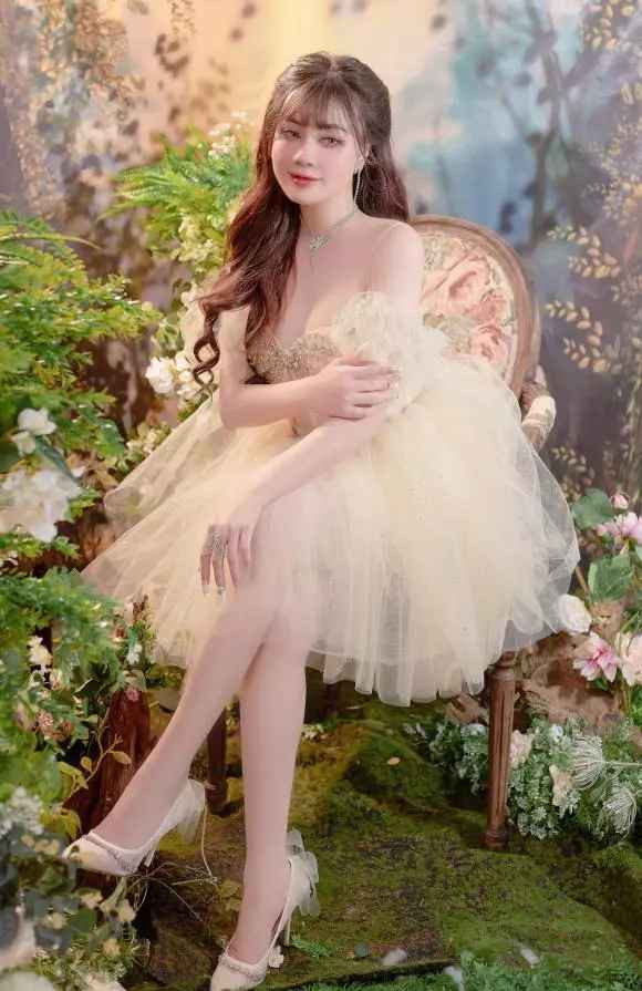 Đặc biệt, khi được bạn bè vào chúc mừng, Duy Alex cũng ngầm xác nhận đã có bạn gái.