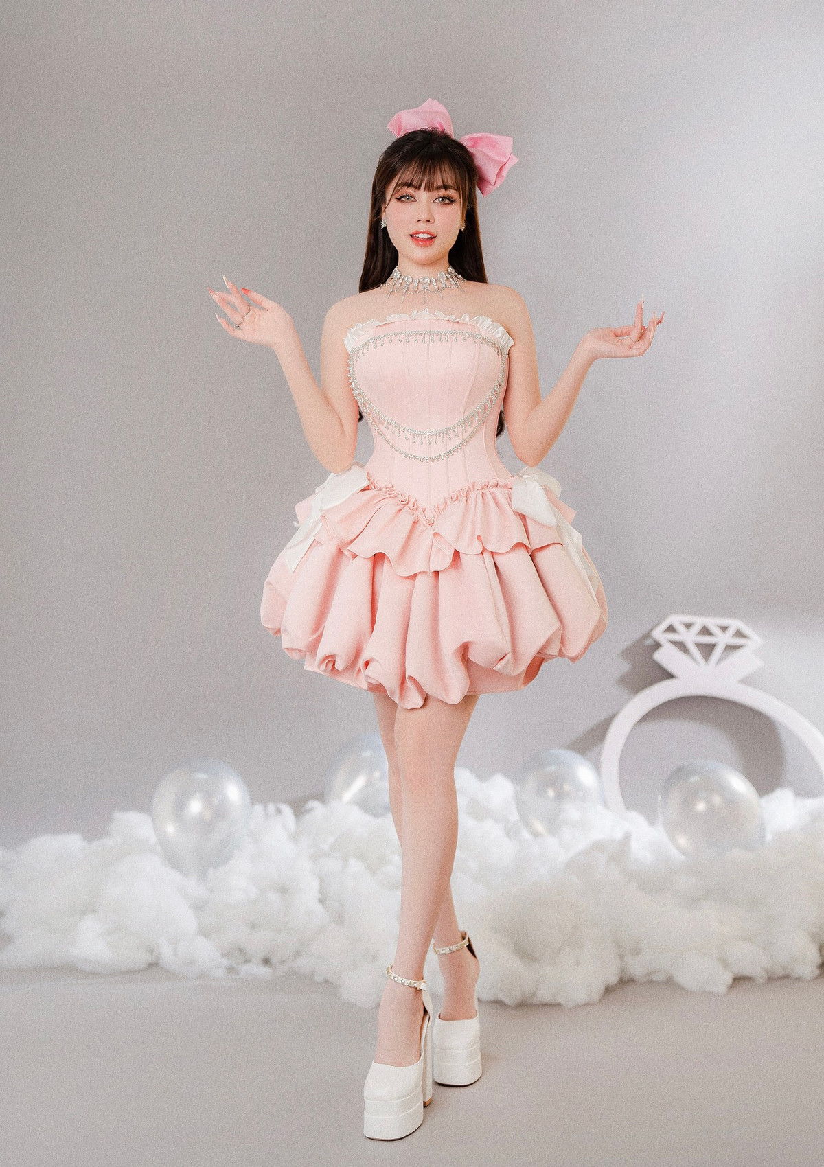 Ngoài ra, Âu Hà My cũng nhắc đến ai đó: "Có không giữ... mất đừng tìm em".