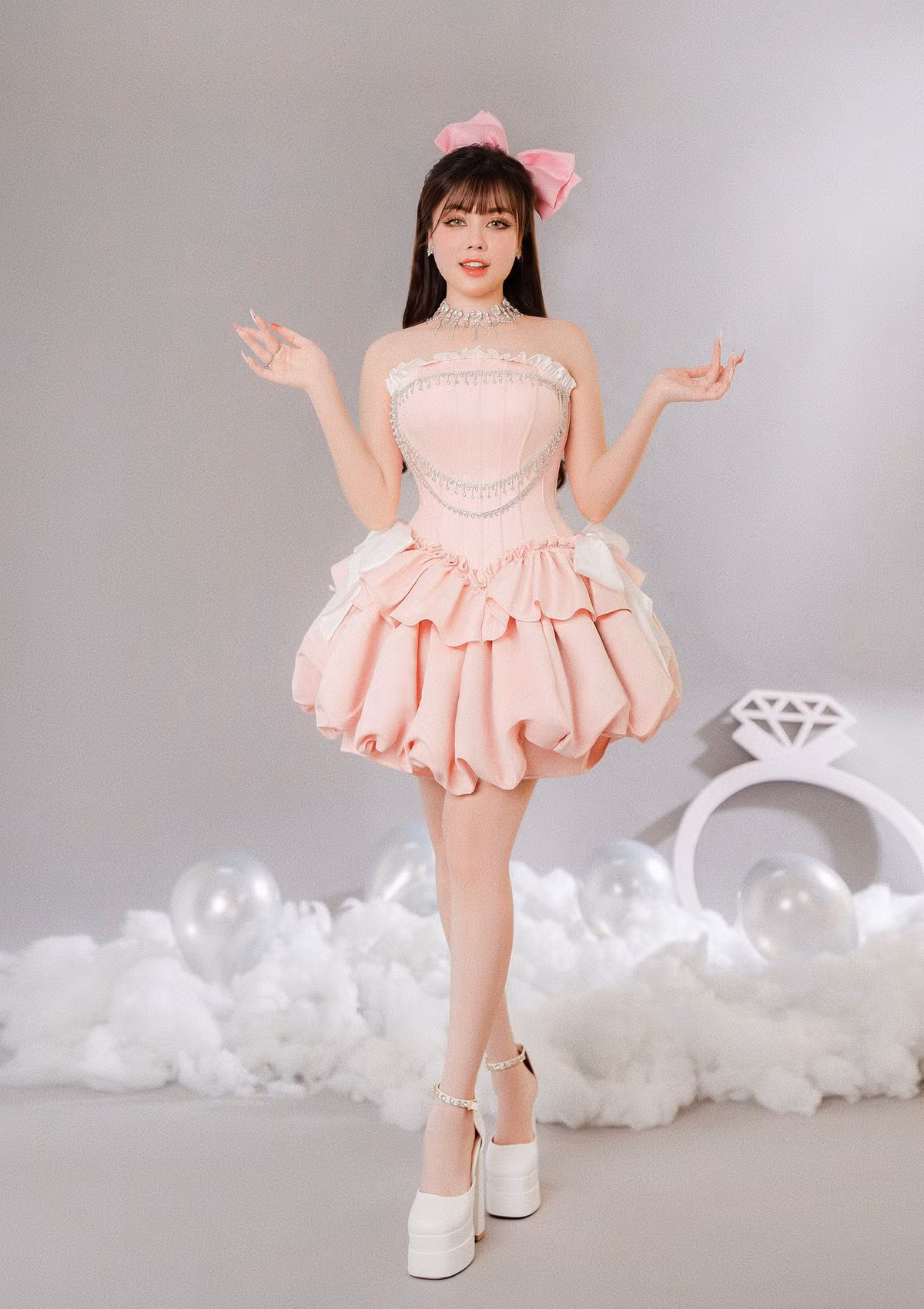 Ngoài ra, Âu Hà My cũng nhắc đến ai đó: "Có không giữ... mất đừng tìm em".