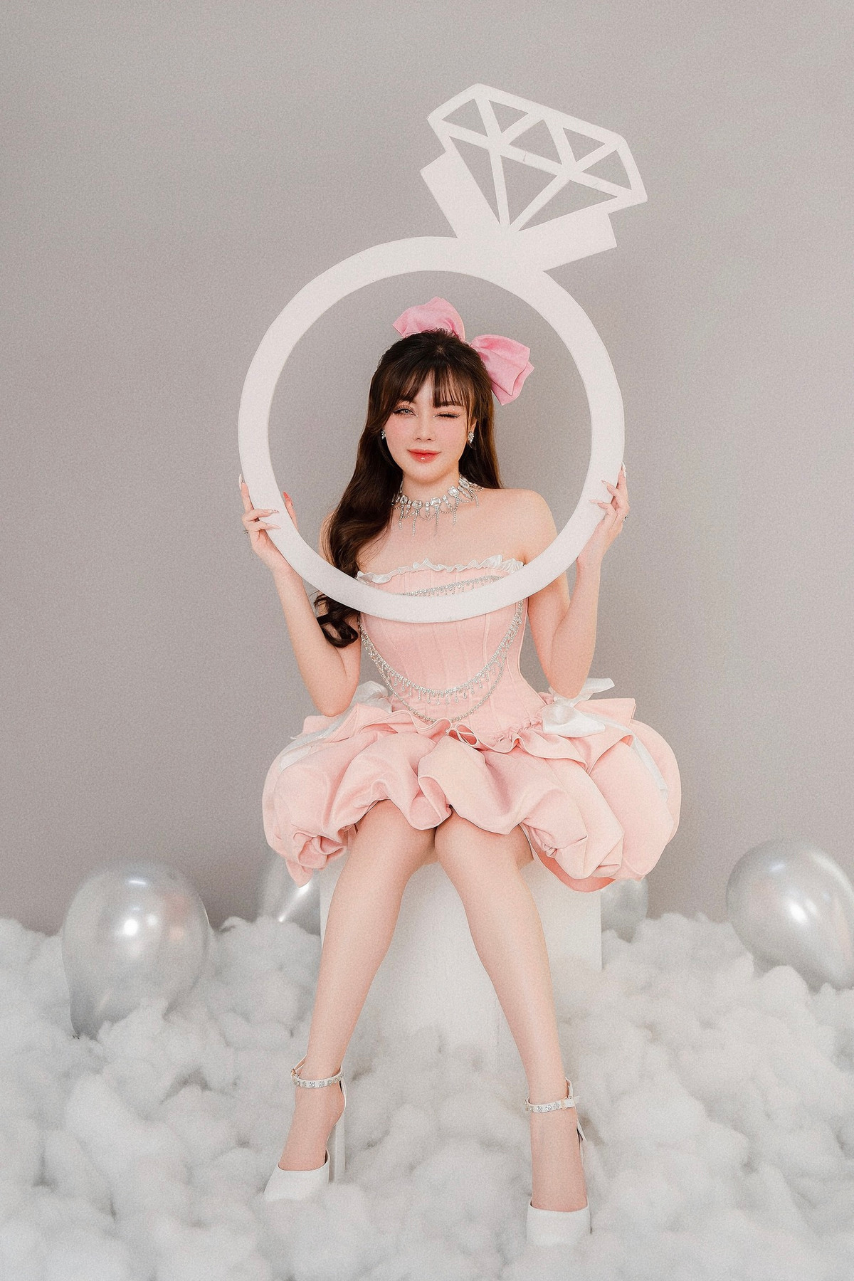 Qua đây có thể thấy Hà My không còn quan tâm đến chuyện người cũ. Nữ giảng viên hot girl thời điểm hiện tại, chỉ muốn tập trung cho sự nghiệp và chăm sóc mẹ mà thôi.