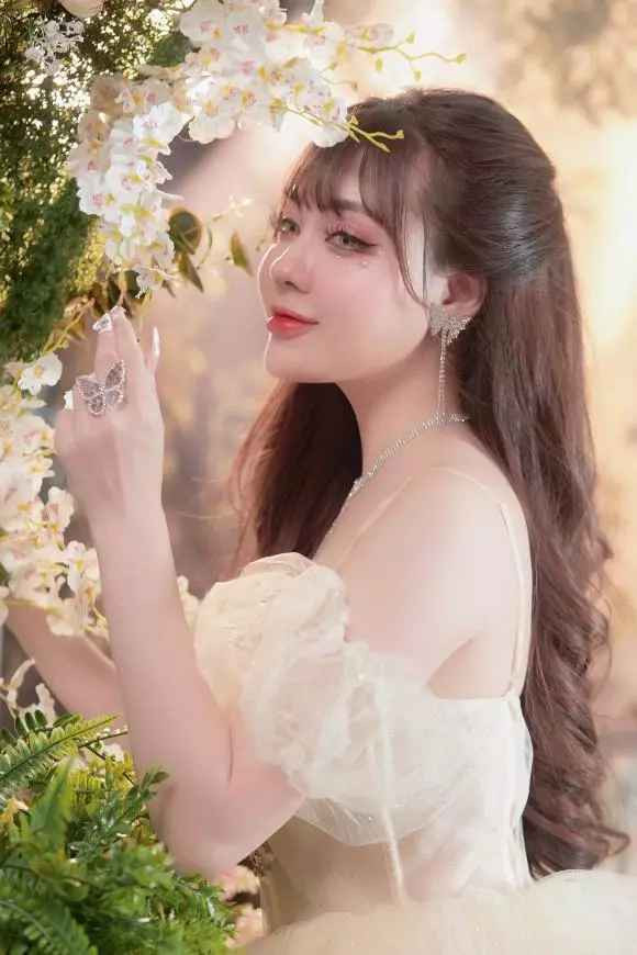 Hiện ngoại hình, danh tính của cô gái may mắn được Duy Alex xăm lên tay vẫn đang khiến nhiều người tò mò bởi sau 4 năm chia tay Hà My, anh chàng chưa từng công khai hẹn hò với bất cứ ai.