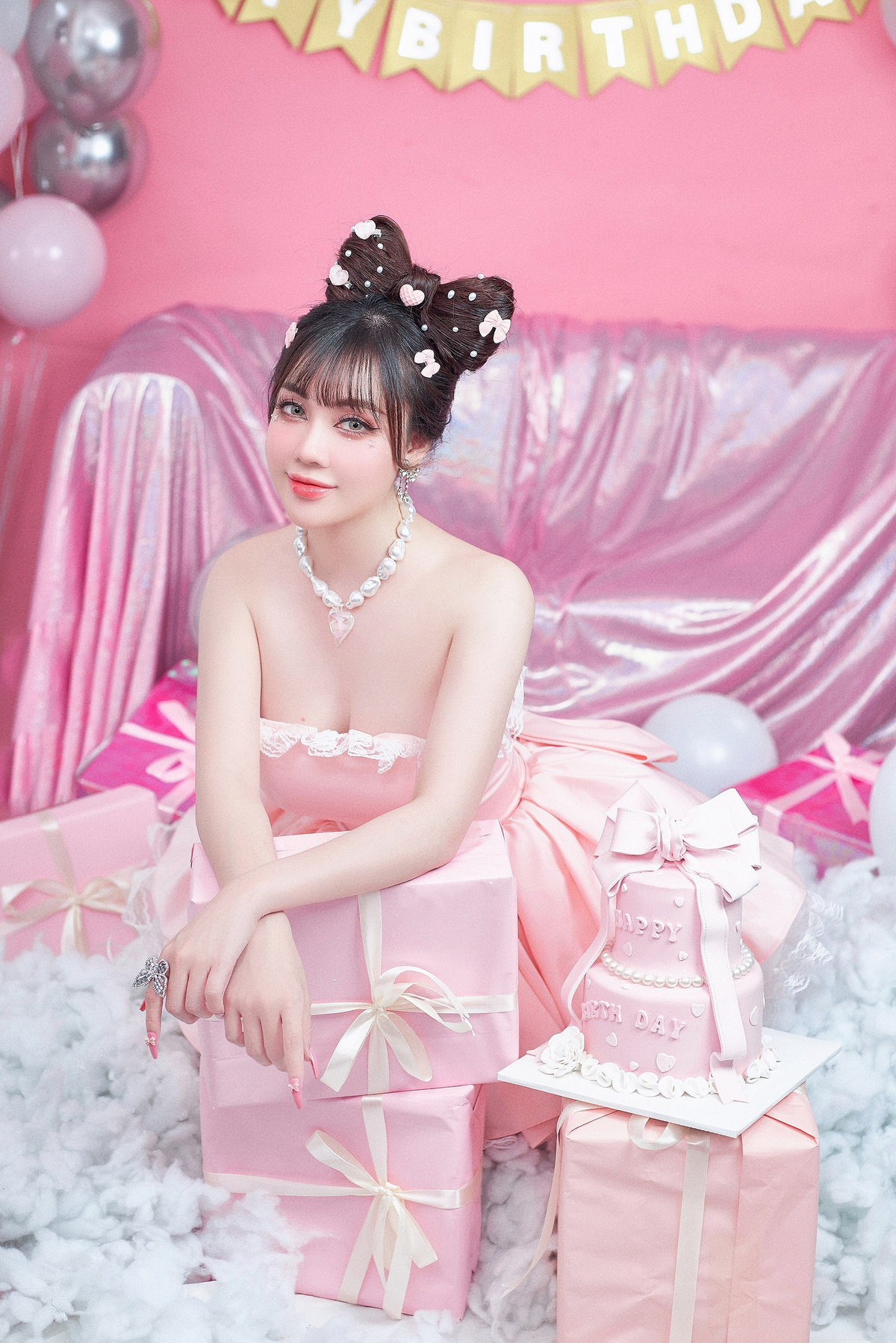 Trên trang cá nhân, nữ giảng viên hot girl đã khoe loạt ảnh cực xinh và tự nhủ bản thân: "Tặng em một chút dịu dàng. Mong em sẽ mãi vững vàng bước chân".