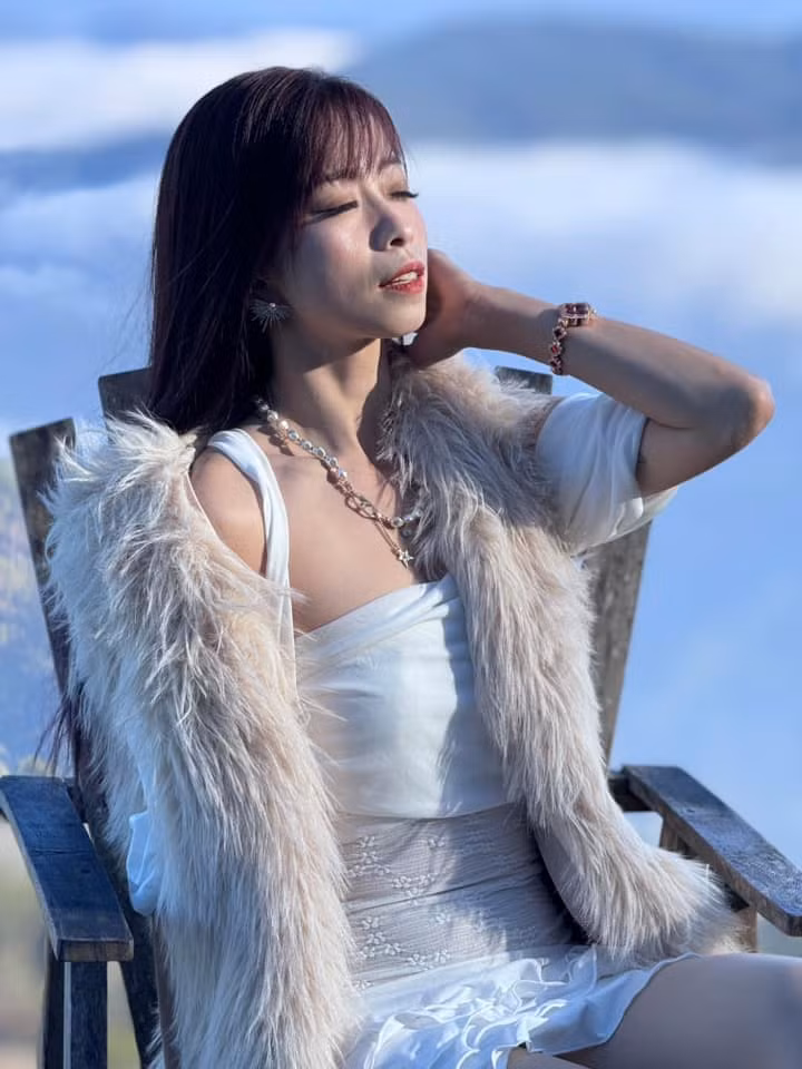 "Đối với tôi thì sự cứng rắn của con nhà võ là lợi thế. Trong cuộc sống hay trong công việc, mọi người đều cần sự cứng rắn đó để có thể vượt qua. Còn đối với "Chị đẹp đạp gió 2024" tôi cảm thấy sự cứng rắn đó giúp tôi học hỏi được nhiều thứ. Tất cả mọi thứ đều mới mẻ nhưng tôi sẽ kiên nhẫn và sẽ hoàn thành tốt các nội dung của sân chơi này" - Châu Tuyết Vân tâm sự.