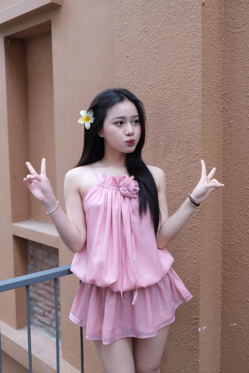 Cầu thủ Nhâm Mạnh Dũng và bạn gái Đồng Thị Hoa Mỹ công khai hẹn hò từ cuối năm 2023 thông qua một bức ảnh chụp chung được Hoa Mỹ chia sẻ lên Instagram. Hoa Mỹ sinh năm 2001, quê ở Bắc Giang. Cô tốt nghiệp chuyên ngành Tiếng Nhật Thương mại, Đại học Ngoại Thương Hà Nội.