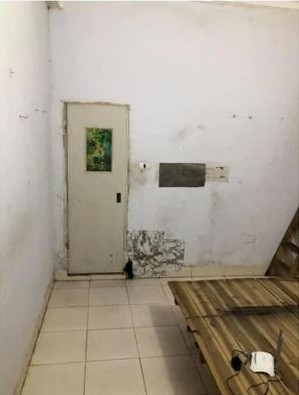 Theo thông tin đăng tải, khu vực này an ninh tốt vì có bảo vệ, tiện nghi đầy đủ,... Thế nhưng khi kéo xuống nhìn ảnh, ai cũng sốc bởi đồ đạc trong phòng trọ bừa bộn.