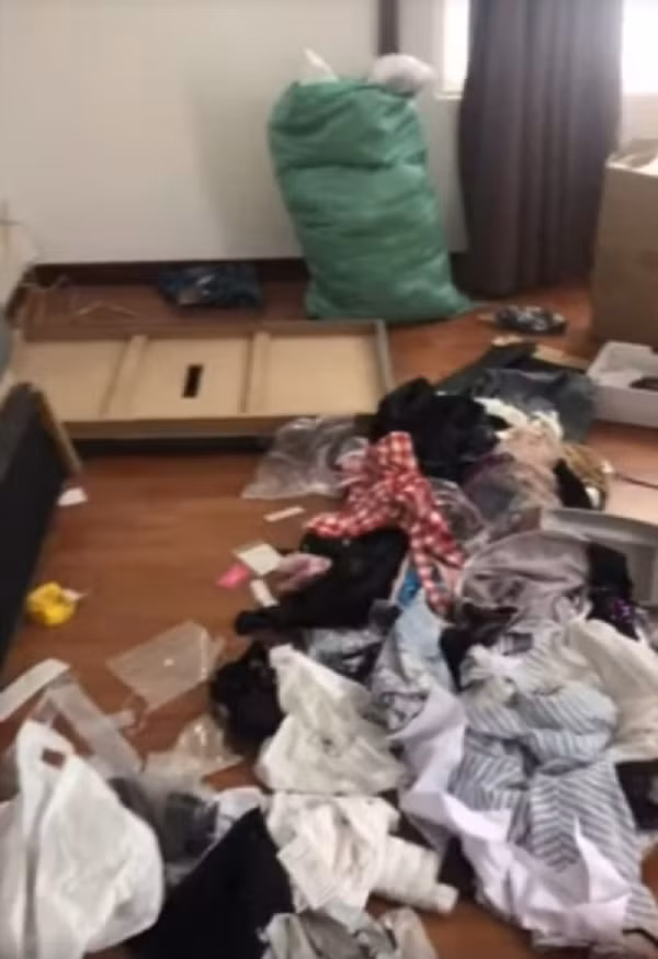 Căn phòng với phần nền trước đây là màu trắng nay đã chuyển sang đen xì, khắp tường ẩm mốc, nứt không chừa chỗ nào.