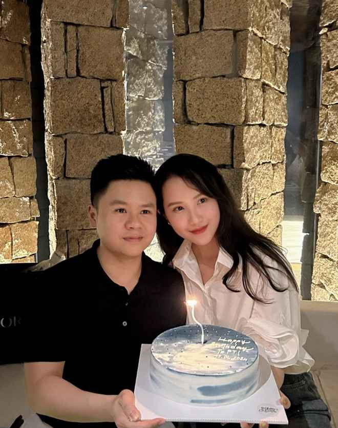 Trong loạt clip này, sắc vóc Primmy Trương gần như không có gì thay đổi. Bà xã Phan Thành sở hữu gương mặt với những đường nét đẹp, lúc nào cũng rạng rỡ, cuốn hút.