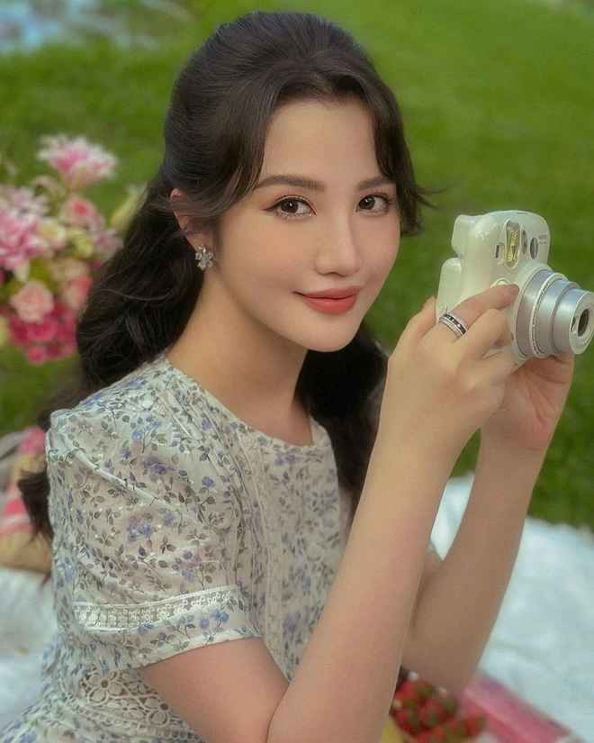 Phu nhân giám đốc liên tục được tag vào các cảnh quay hậu trường, dân mạng có cơ hội ngắm nhìn nhiều góc độ nhan sắc của Primmy Trương ngoài đời thật, bên cạnh những hình ảnh tự đăng.