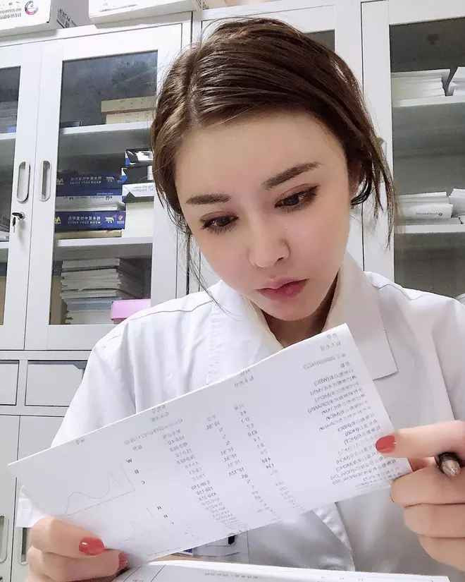 Mơ ước của cô là trở thành cao thủ võ thuật nhưng vì theo nghiệp gia đình nên theo học Y và trở thành bác sĩ.