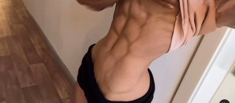 Mới đây, nữ bác sĩ có cập nhật tài khoản mạng xã hội. Viên Hợp Vinh khoe cơ bụng 6 múi nét như kẻ vẽ khiến không ít người trầm trồ.