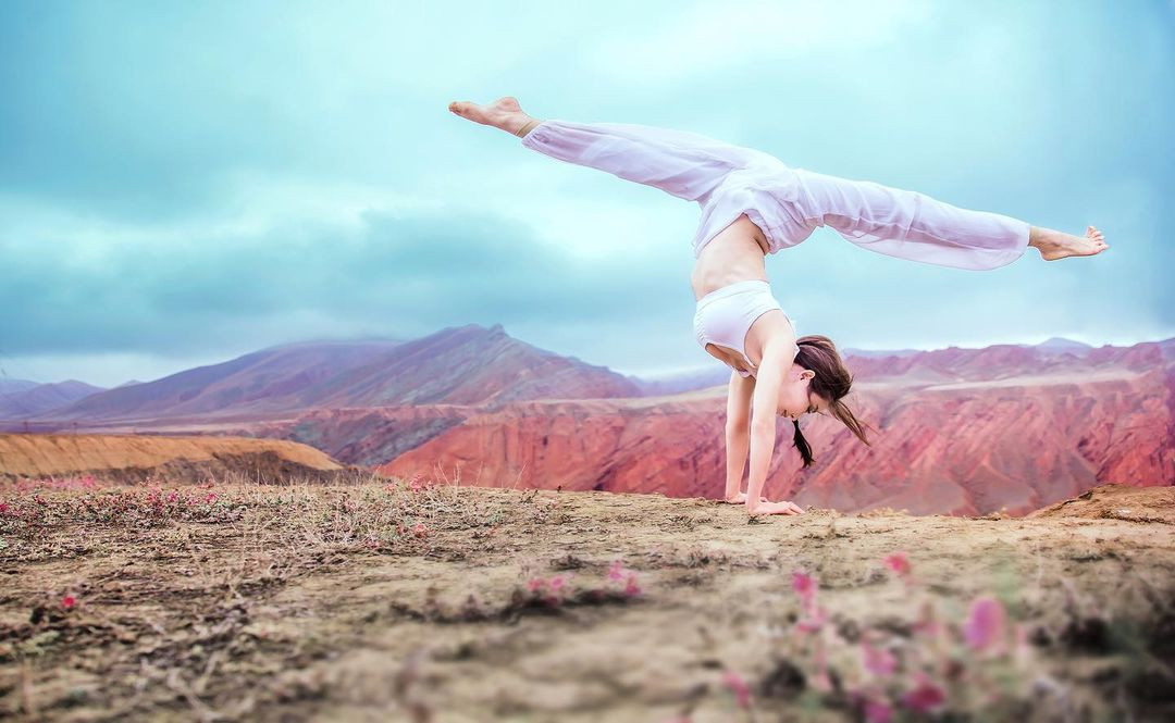 Bên cạnh việc tập toàn thân, Viên Hợp Vinh còn chăm chỉ tập riêng cho vùng cơ bụng. Một trong số những bài tập của cô là tập bụng với xà đơn.