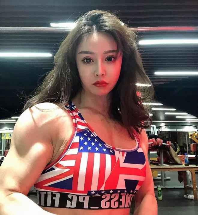 Thời gian đầu, Viên Hợp Vinh cũng theo đuổi kiểu mẫu mảnh mai.