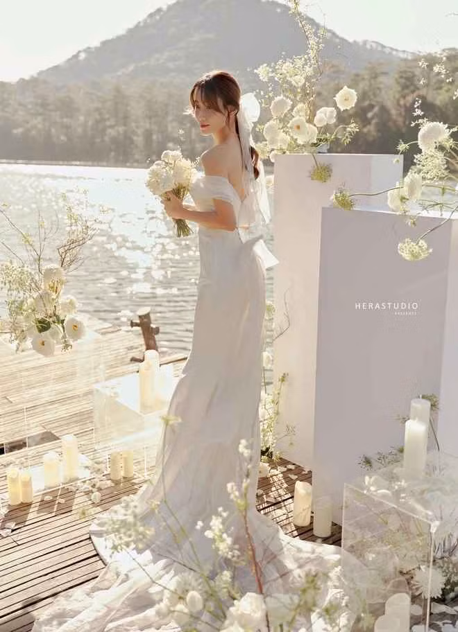 Và giống như nhiều cặp đôi khác, Hoàng Nam và Phương Trinh cũng có những lúc tranh cãi, khúc mắc. Cựu “hot girl bóng rổ” tâm sự: “Tính cách, công việc và cuộc sống của cả hai có nhiều điểm khác nhau. Nhiều lúc không thể ở bên cạnh đối phương trong thời khắc quan trọng để khích lệ, chia sẻ hay đơn giản là dành thời gian cho nhau nên cũng có chút tủi thân. Cũng chính vì vậy mà hầu hết những lần cãi nhau của bọn mình đều vì lịch trình bận rộn của cả hai. Muốn làm này làm nọ nhưng không có thời gian”.