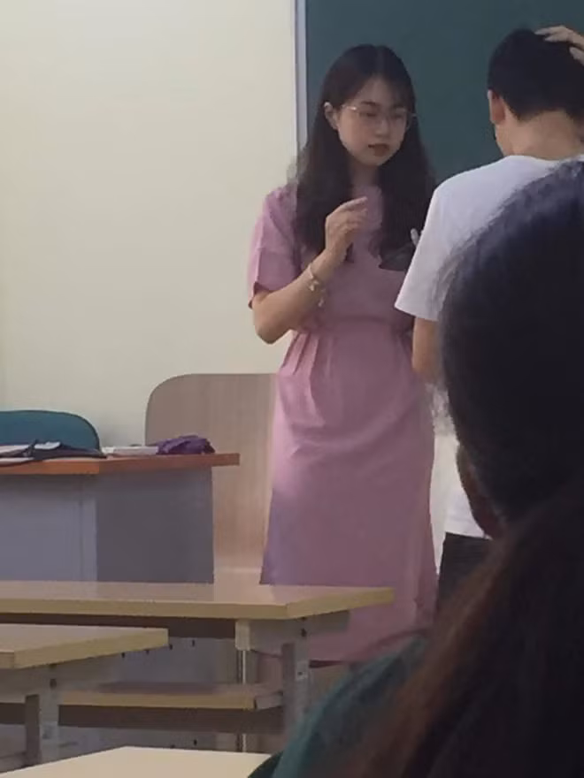 Xuất hiện trong ảnh, nữ giảng viên Kinh tế Quốc dân diện chiếc váy hồng, mái tóc dài thướt tha và gương mặt khá dễ thương.