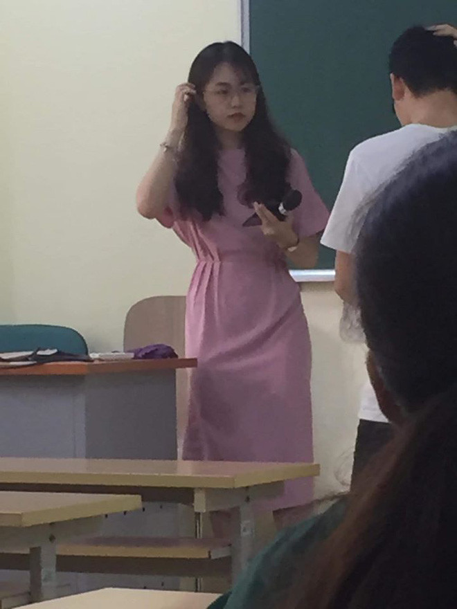 Chỉ sau ít phút xuất hiện, danh tính của nữ giảng viên ĐH Kinh tế Quốc dân đã được dân mạng tìm ra. Đó là cô Ngọc Ánh, hiện đang là giảng viên tại Khoa Ngoại ngữ Kinh tế.