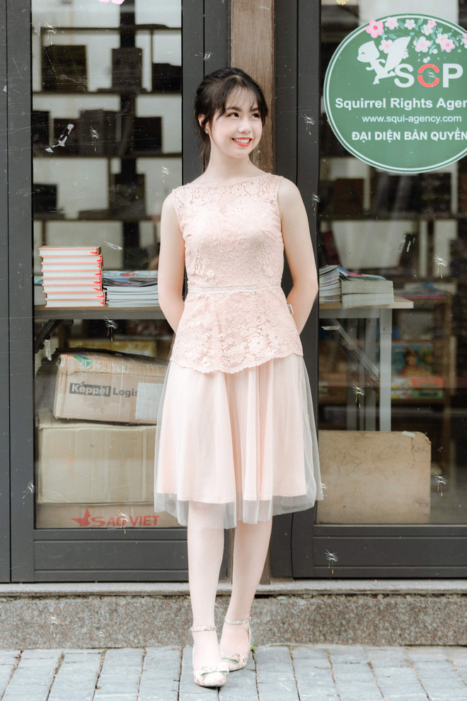 Ngọc Ánh Ánh từng là cựu sinh viên Kinh tế Quốc dân, một ngôi trường Đại học mang đến cho cô những trải nghiệm đáng nhớ, những kinh nghiệm quý báu. Với vai trò là lớp trưởng và Ủy viên Ban chấp hành Liên chi đoàn khoa, thời sinh viên, cô giáo trẻ luôn hoàn thành công việc với tinh thần trách nhiệm cao, cống hiến hết mình cho tập thể và công việc chung, tích cực tham gia các hoạt động ngoại khóa cũng như các cuộc thi mang tính chất học thuật.