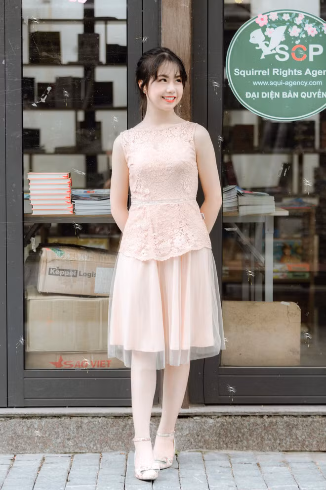 Ngọc Ánh Ánh từng là cựu sinh viên Kinh tế Quốc dân, một ngôi trường Đại học mang đến cho cô những trải nghiệm đáng nhớ, những kinh nghiệm quý báu. Với vai trò là lớp trưởng và Ủy viên Ban chấp hành Liên chi đoàn khoa, thời sinh viên, cô giáo trẻ luôn hoàn thành công việc với tinh thần trách nhiệm cao, cống hiến hết mình cho tập thể và công việc chung, tích cực tham gia các hoạt động ngoại khóa cũng như các cuộc thi mang tính chất học thuật.