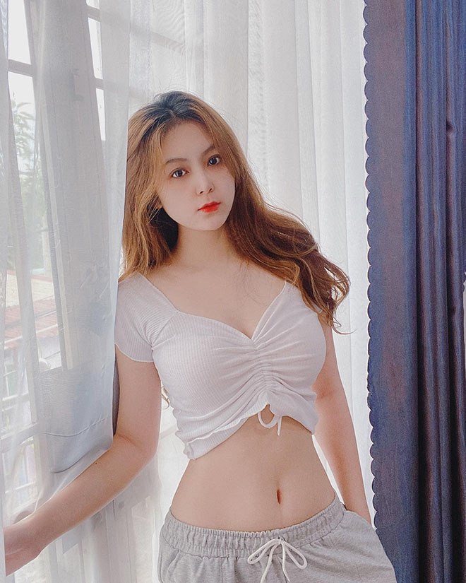 Được biết, Trân Trần từng tốt nghiệp ngành Giáo dục tiểu học tại trường Đại học Sư phạm thành phố Hồ Chí Minh. Cô nàng sở hữu chiều cao 1m66 và ba vòng siêu nóng bỏng 84-56-95cm.