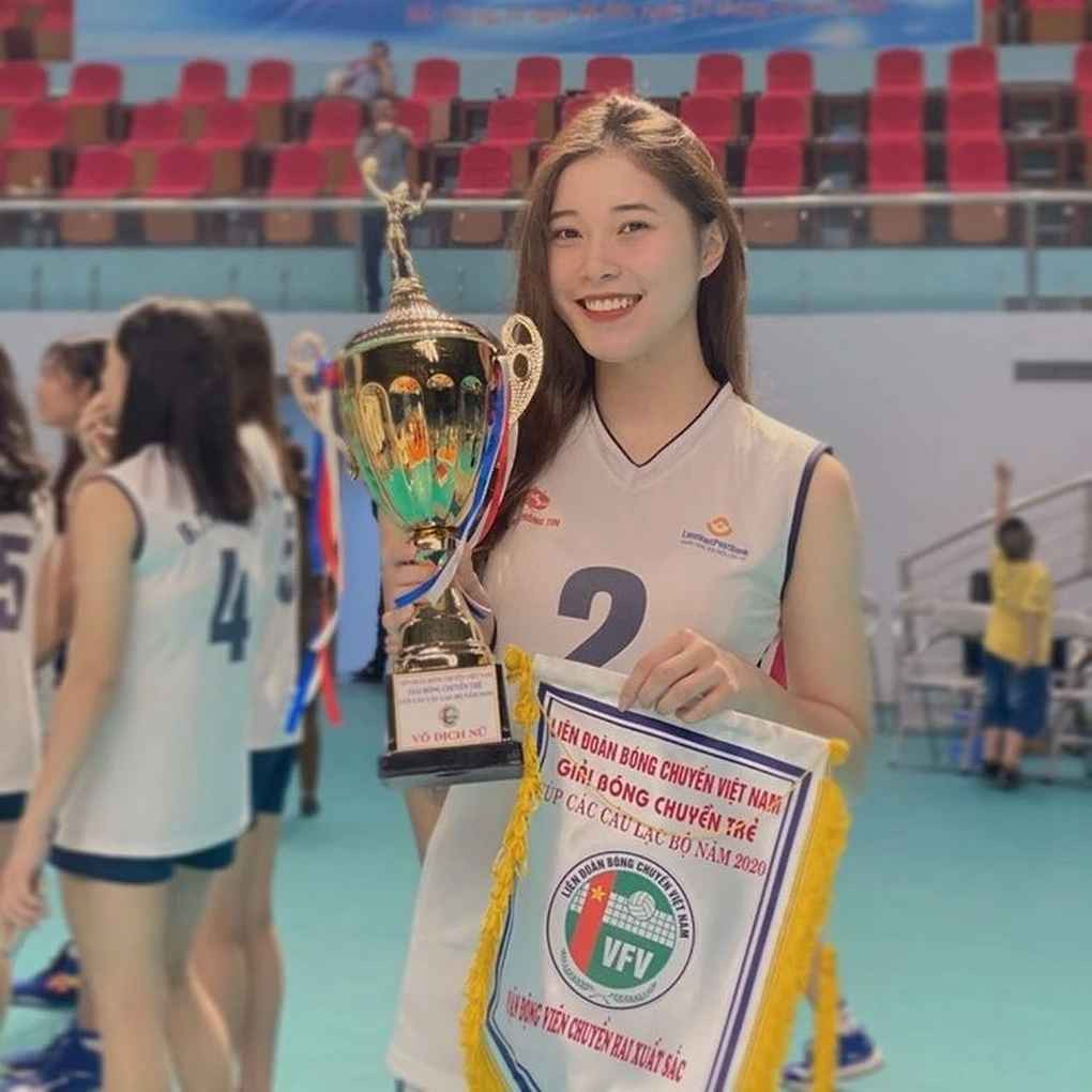 Đặng Thu Huyền sinh 2002, tại Hà Nội, từng giành danh hiệu Chuyền hai xuất sắc giải bóng chuyền trẻ Cup các CLB toàn quốc và Hoa khôi của giải vô địch bóng chuyền trẻ toàn quốc. Ngoài ra, cô cũng từng giữ vai trò đội trưởng tuyển bóng chuyền U19 Việt Nam.