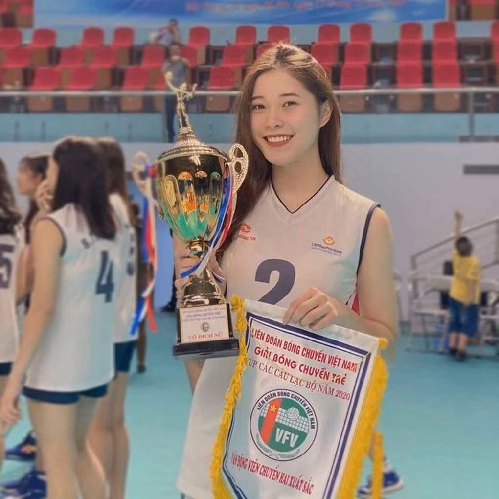 Đặng Thu Huyền sinh 2002, tại Hà Nội, từng giành danh hiệu Chuyền hai xuất sắc giải bóng chuyền trẻ Cup các CLB toàn quốc và Hoa khôi của giải vô địch bóng chuyền trẻ toàn quốc. Ngoài ra, cô cũng từng giữ vai trò đội trưởng tuyển bóng chuyền U19 Việt Nam.