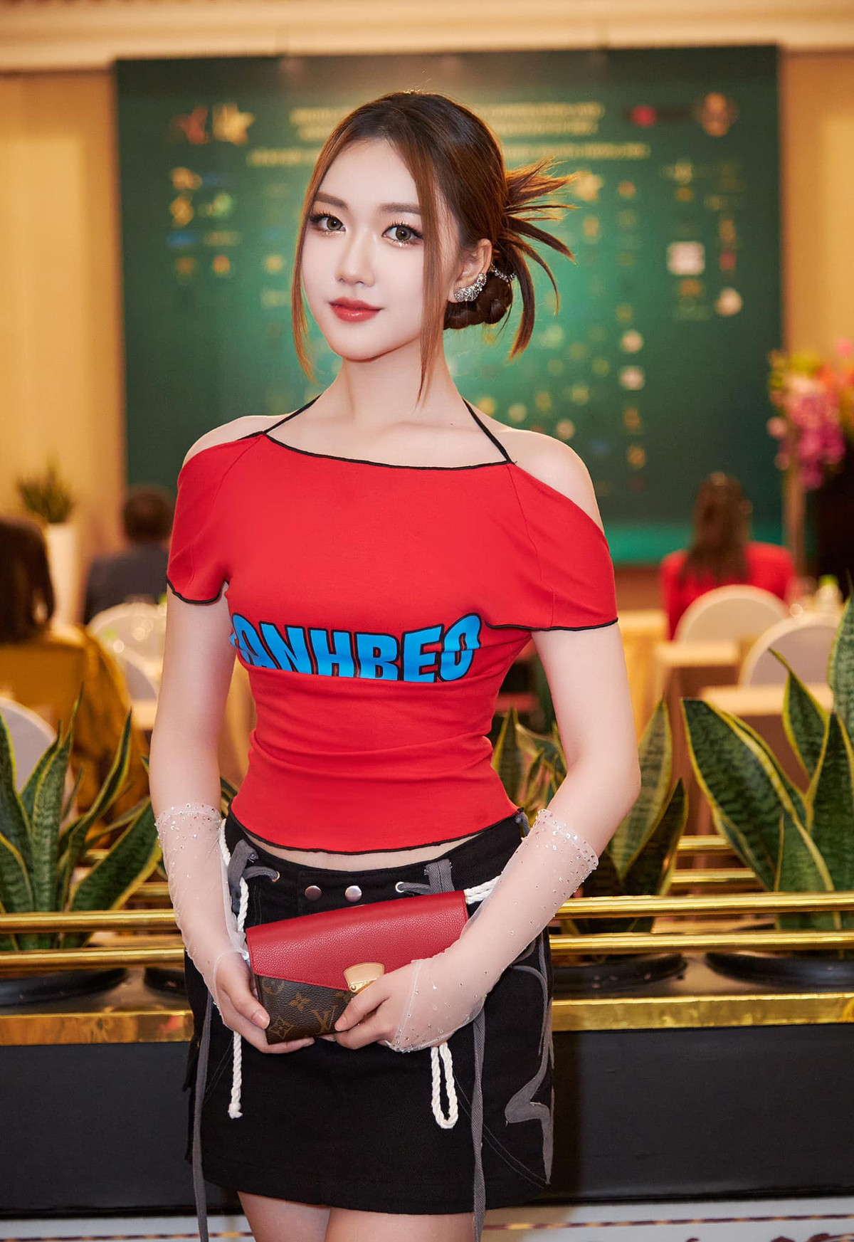 Hiện tại Thoại Nghi đã 18 tuổi, nên sự thay đổi một chút về phong cách ăn mặc là điều tất nhiên sẽ phải xảy ra trong quá trình trưởng thành của một cô gái.