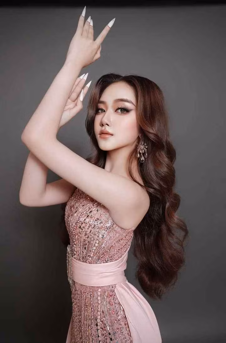 May mắn sở hữu vóc dáng cao ráo, mảnh mai nhưng Thoại Nghi vẫn duy trì thói quen tập thể dục 30 phút mỗi ngày.