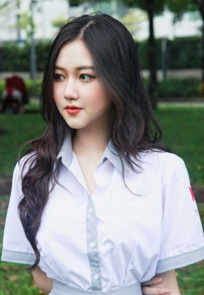 Người đẹp Gen Z tiết lộ: "Vì tính chất công việc thường ngày của em cũng yêu cầu khắt khe về ngoại hình nên dù bận đến mấy em đều cố gắng dành thời gian để tập thể thao. Còn về chế độ ăn uống, em không ăn kiêng nhiều mà bổ sung đầy đủ chất dinh dưỡng".