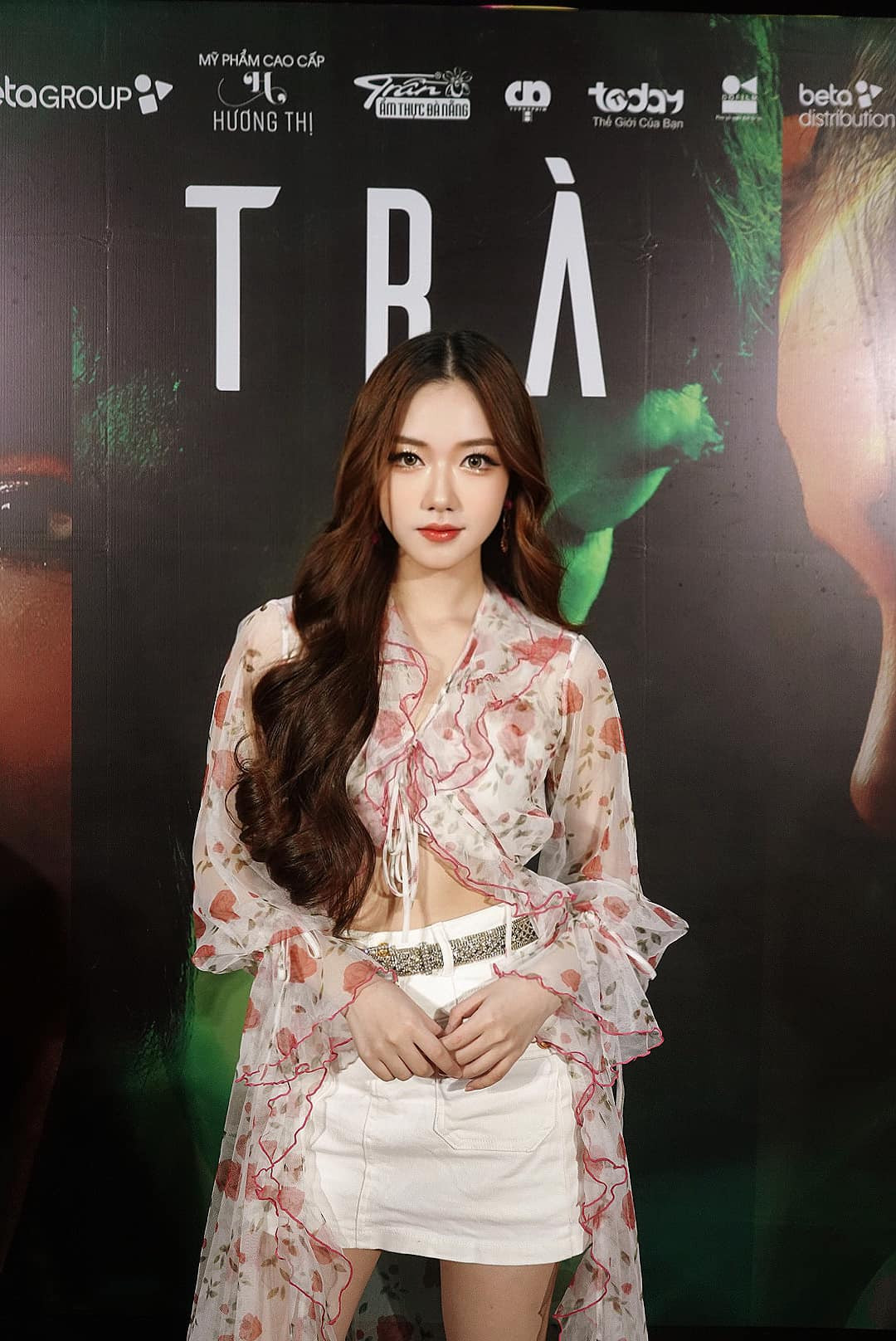 Tuy nhiên, với street style đời thường, Thoại Nghi chú trọng đến việc lựa chọn váy áo phù hợp với lứa tuổi. Đây cũng là hình tượng mà cô đang hướng đến khi trở thành ca sĩ.