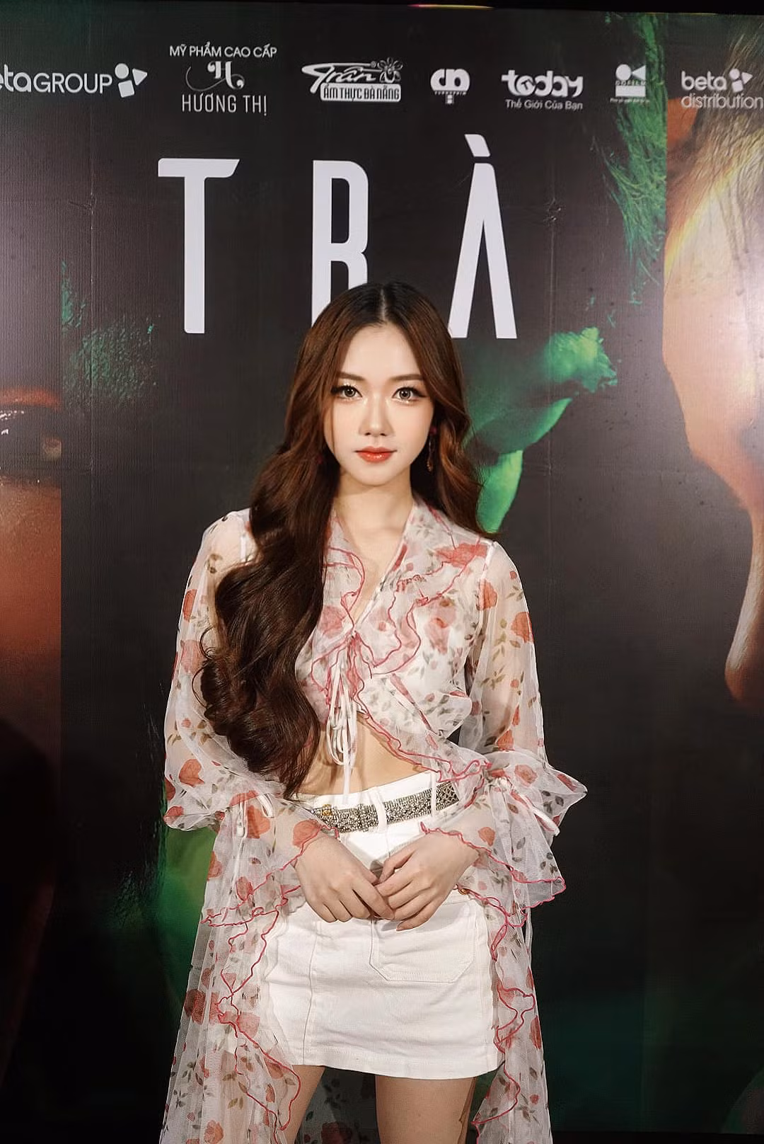 Tuy nhiên, với street style đời thường, Thoại Nghi chú trọng đến việc lựa chọn váy áo phù hợp với lứa tuổi. Đây cũng là hình tượng mà cô đang hướng đến khi trở thành ca sĩ.