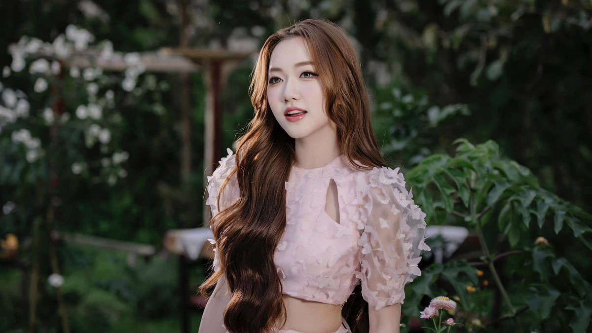 Vừa qua, Thoại Nghi gây chú ý trên MXH khi tung MV đầu tay mang tên "Cho em xin quá giang", thuộc thể loại Pop, giai điệu nhẹ nhàng và phần lời đậm chất ngôn tình.