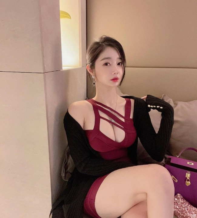 Sở hữu cặp chân dài, nước da trắng phát sáng, đặc biệt đôi gò bồng đảo căng tràn, Ange Vivi được ví như “thần Vệ Nữ” đời thực. Cô nàng còn có cặp má lúm cực kỳ duyên dáng, giúp tôn lên vẻ đẹp vừa ngọt ngào vừa nóng bỏng.