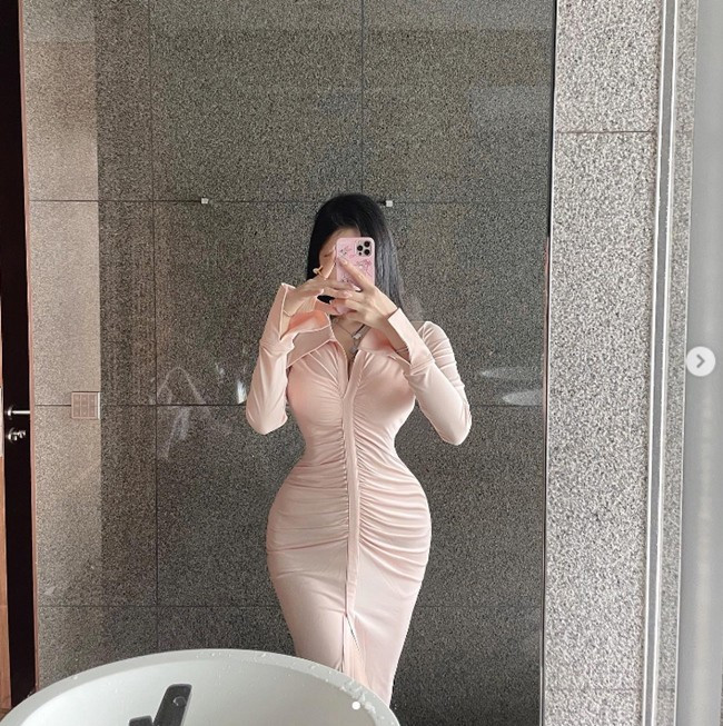 Cùng lúc được trời phú quá nhiều lợi thế hình thể khiến Vivi không tránh khỏi nghi ngờ đã mượn đến “dao kéo”. Tuy nhiên, cô nàng chưa bao giờ thừa nhận hay phủ nhận.