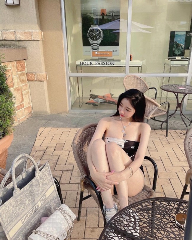 Cũng nhờ sắc vóc vượt trội, Vivi trở thành người mẫu cho chính thương hiệu do cô sáng lập cũng như gương mặt hợp tác của nhiều nhãn hàng thời trang và làm đẹp cao cấp.