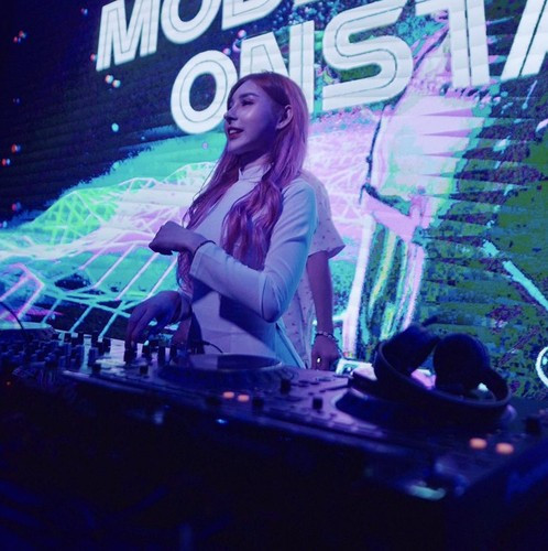 Trang phục được DJ T-Tina diện chủ yếu ở các sự kiện tại nước ngoài, hay trong các dịp lễ, Tết tại Việt Nam.