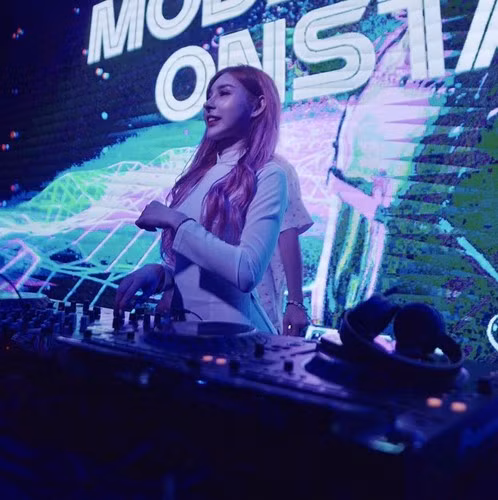 Trang phục được DJ T-Tina diện chủ yếu ở các sự kiện tại nước ngoài, hay trong các dịp lễ, Tết tại Việt Nam.