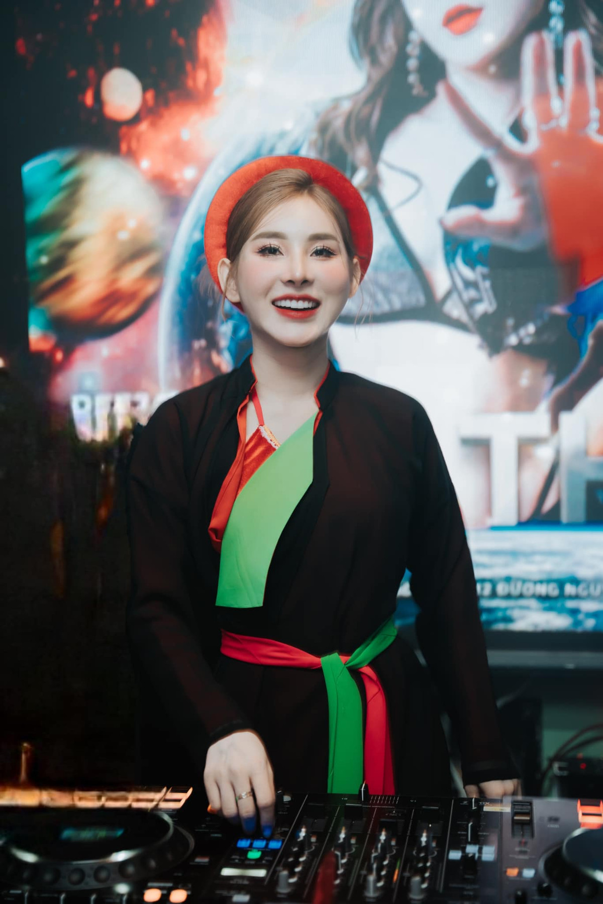 "Mỗi lần diện áo dài hay những trang phục truyền thống khác của Việt Nam đi diễn, tôi đều cảm thấy rất tự tin, tự hào. Ngày hôm đó, gần 10.000 khán giả tại Lào đều rất bất ngờ, họ dành lời khen ngợi trang phục đẹp. Mong rằng, sau này tôi sẽ có nhiều cơ hội được mặc áo dài đi diễn ở nhiều nơi hơn, từ đó, mọi người được biết đến trang phục truyền thống của Việt Nam nhiều hơn. Tôi thấy đây cũng là một cách quảng bá văn hóa rất hay", DJ T-Tina hào hứng chia sẻ.