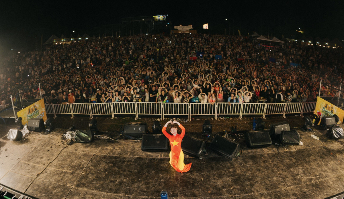 Trước hơn 10.000 khán giả tại Thủ đô Viêng Chăn (Lào), nữ DJ T-Tina khoe bản sắc Việt Nam và được khán giả nước bạn đón nhận nhiệt tình.