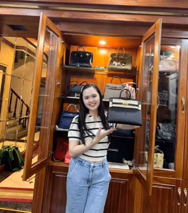 Quỳnh Anh chia sẻ: "Mình đã bảo chồng mình là mình không thích túi nữa đâu, vì tốn tiền quá. Nhưng mà chồng mình cứ dí vào tay mình cái hộp này, nên mình đành phải nhận mọi người ạ...