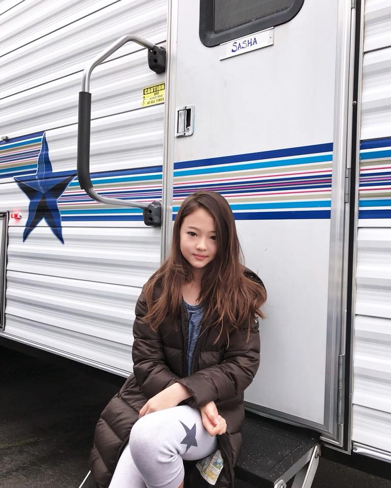 Hiện tại, Ella vẫn là người mẫu được nhiều nhãn hàng ưu ái. Tờ Naver cho biết, sự biến hóa trong cách ăn mặc chính là điểm cộng giúp cô bé nhận được không ít những hợp đồng quảng cáo "béo bở".