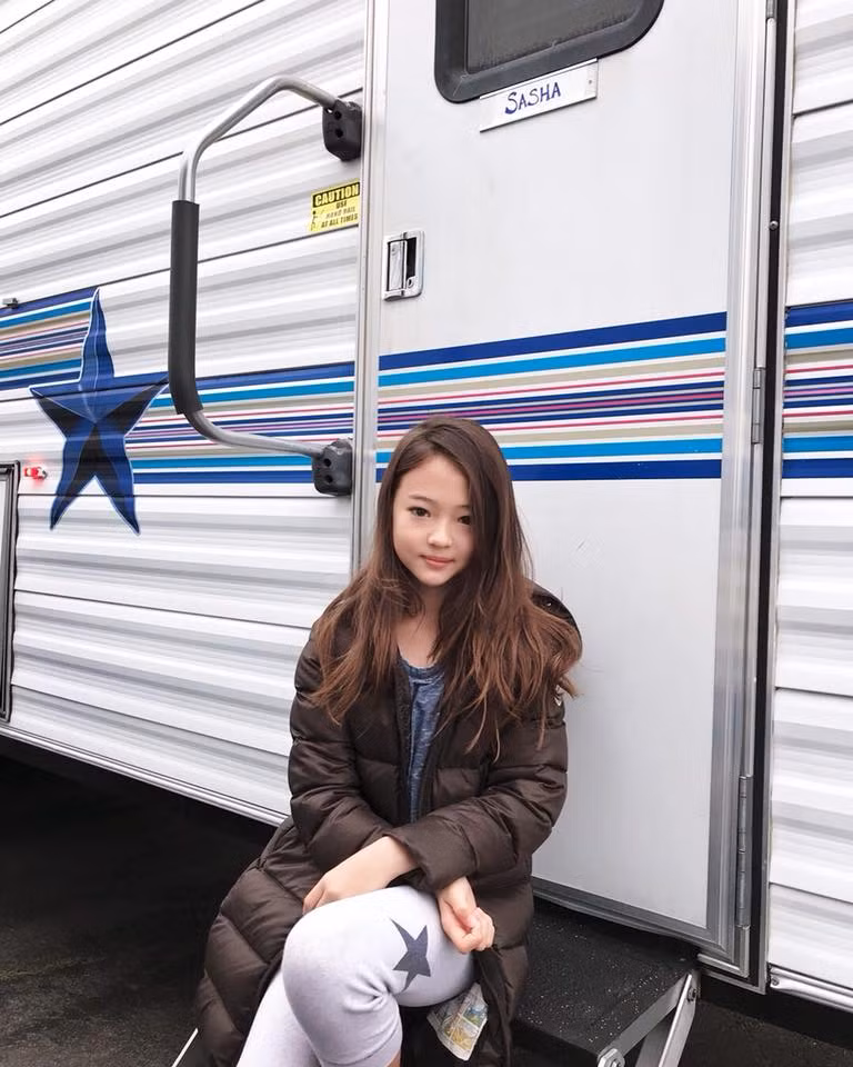 Hiện tại, Ella vẫn là người mẫu được nhiều nhãn hàng ưu ái. Tờ Naver cho biết, sự biến hóa trong cách ăn mặc chính là điểm cộng giúp cô bé nhận được không ít những hợp đồng quảng cáo "béo bở".