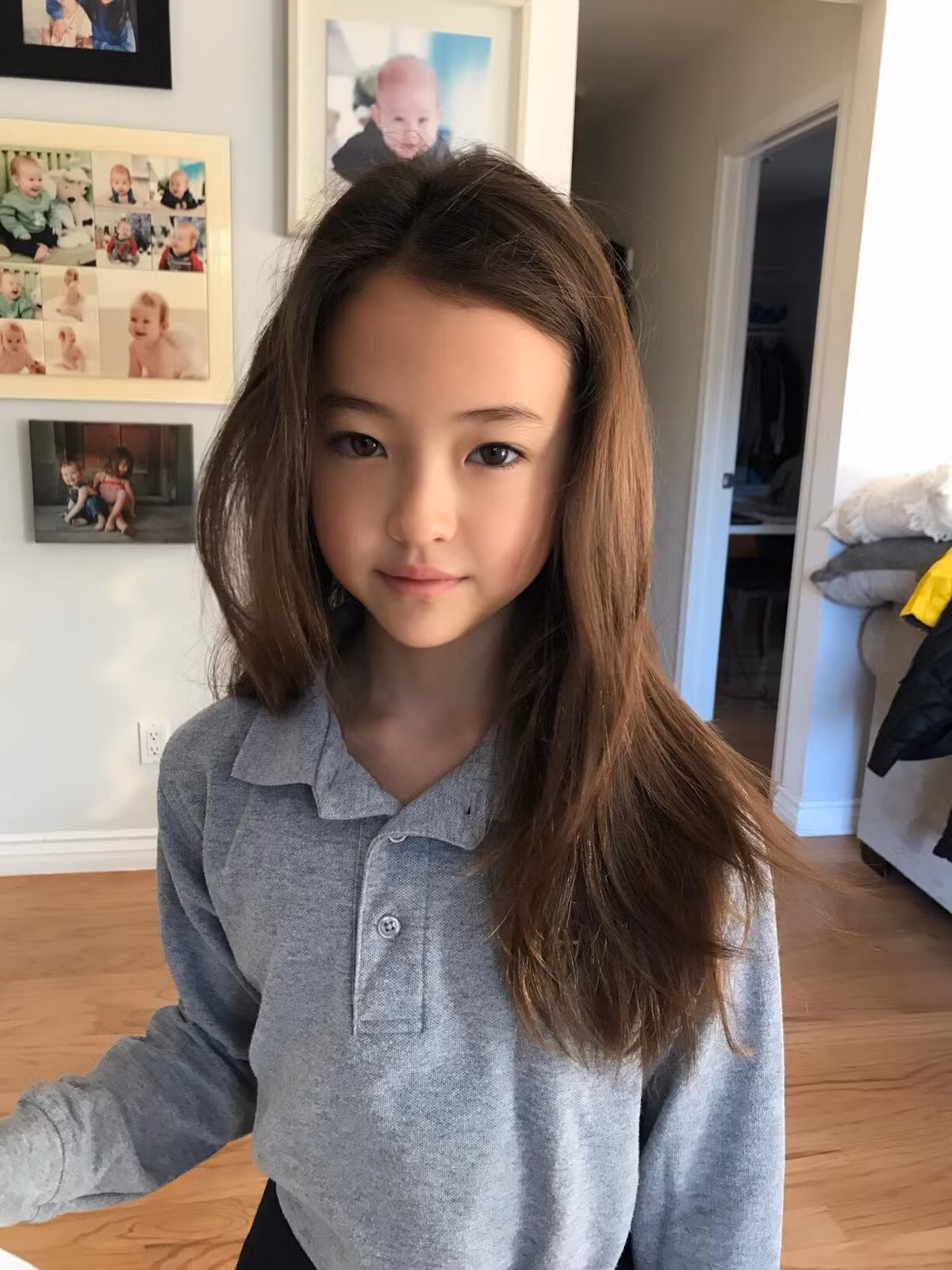 Nhiều dân mạng nhận xét, thật khó tin khi một cô bé đã biết cách tạo dáng chụp ảnh và biến hóa với biểu cảm, thần thái cuốn hút ở nhiều concept khác nhau giống hệt như một người mẫu trưởng thành ngay từ lúc còn bé.