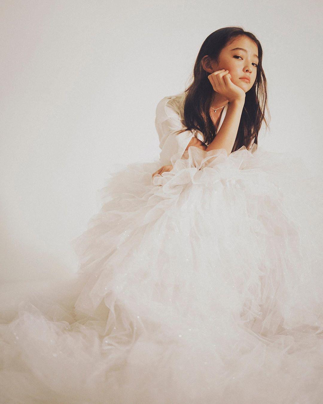 Gương mặt của Ella Gross còn được nhận xét có nhiều đường nét giống với Jennie (Black Pink) và đôi mắt, khuôn miệng khi cười mỉm giống với Song Hye Kyo.