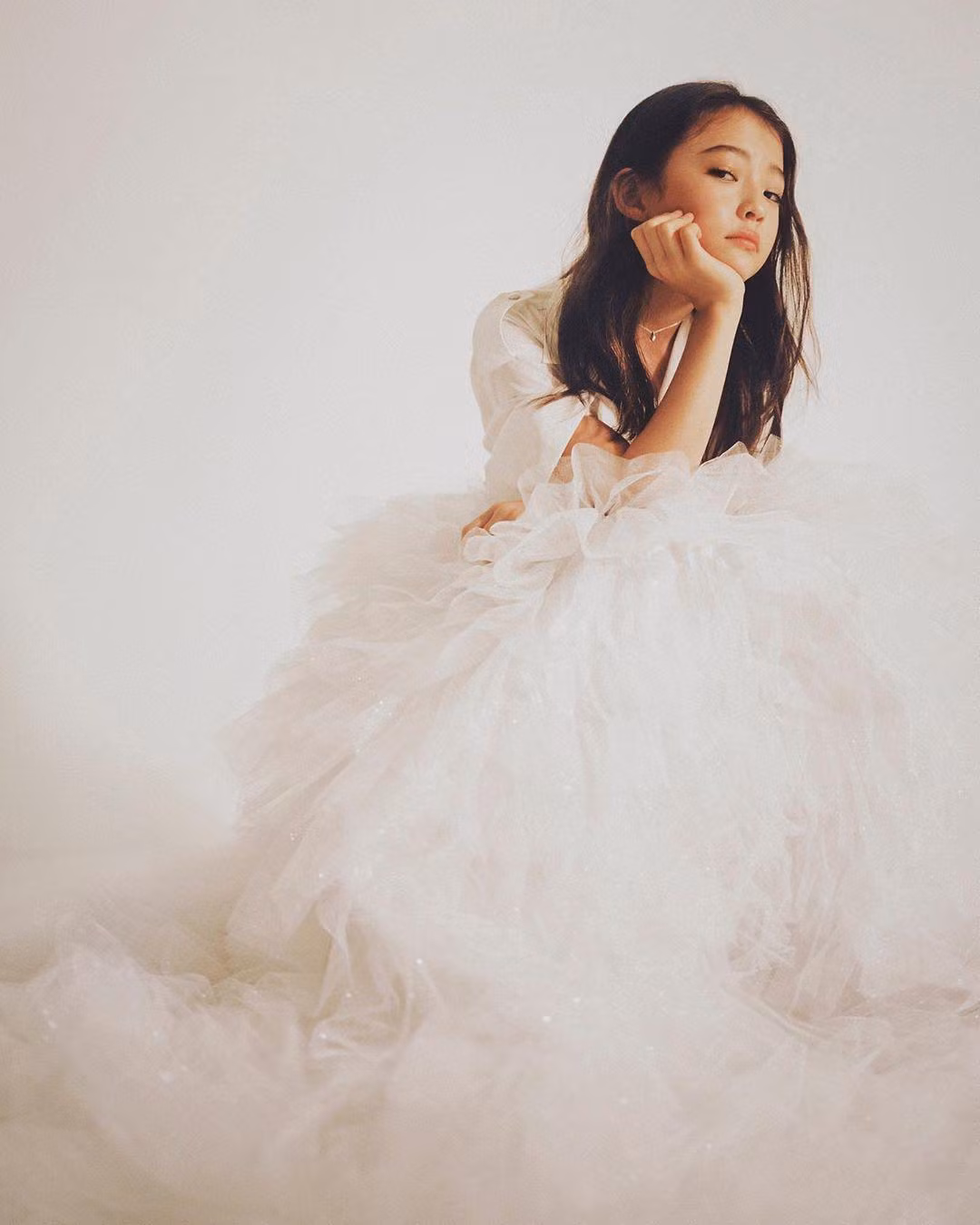 Gương mặt của Ella Gross còn được nhận xét có nhiều đường nét giống với Jennie (Black Pink) và đôi mắt, khuôn miệng khi cười mỉm giống với Song Hye Kyo.