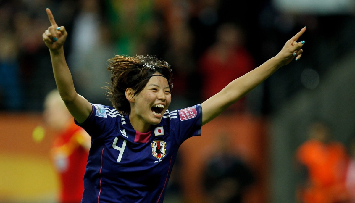 10 cầu thủ đến Australia và New Zealand với tư cách nhà vô địch World Cup. Nhật Bản có hậu vệ Saki Kumagai vô địch 2011. Mỹ có Julie Ertz, Alex Morgan, Alyssa Naeher, Kelley O’Hara, Megan Rapinoe vô địch 2015 và 2019; Crystal Dunn, Lindsey Horan, Rose Lavelle và Emily Sonnett vô địch 2019.